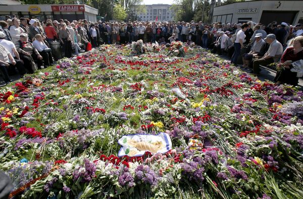 Участники акции в память о погибших при пожаре в Доме профсоюзов на площади Куликово поле в Одессе