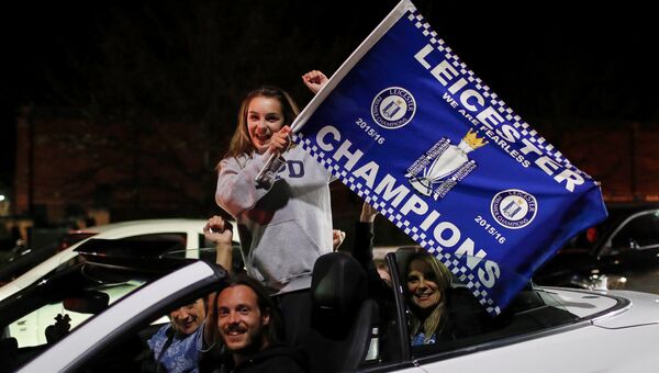 Фанаты Лестера празднуют чемпионство клуба в английской футбольной премьер-лиге