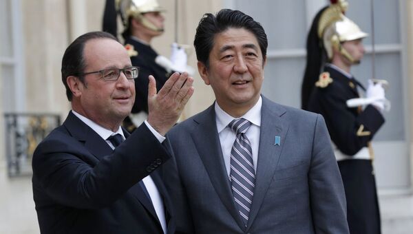 Президент Франции Франсуа Олланд и премьер-министр Японии Синдзо Абэ во время встречи в Париже, 2 мая 2016
