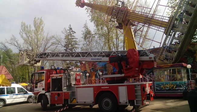 Пожарные спасли 11 человек со сломанного аттракциона на ВДНХ