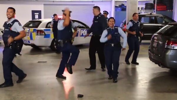 Полицейские Новой Зеландии устроили танцы прямо на подземном паркинге