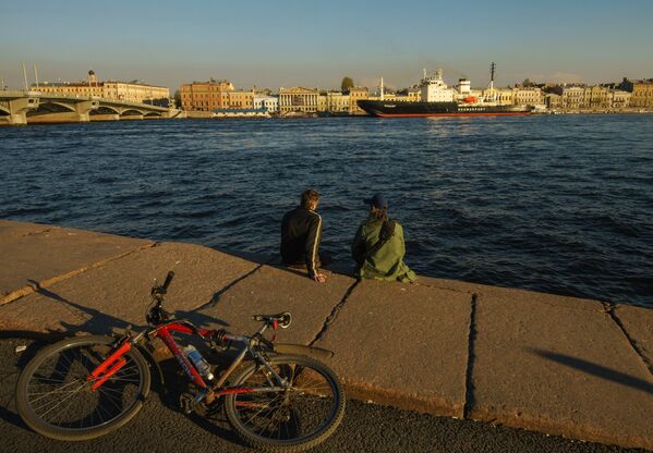 На дальнем плане: ледокол Мудьюг во время фестиваля ледоколов на реке Неве в Санкт-Петербурге