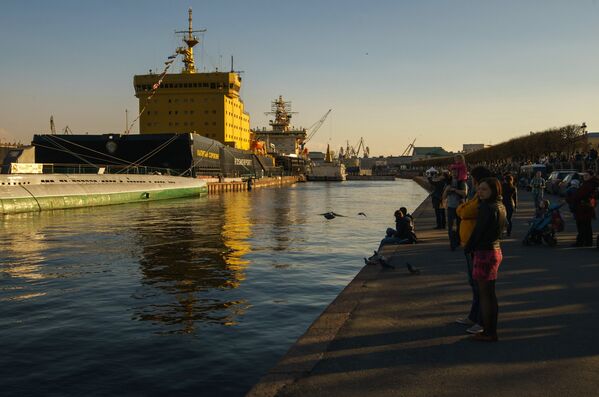 Посетители на набережной лейтенанта Шмидта во время фестиваля ледоколов на реке Неве в Санкт-Петербурге