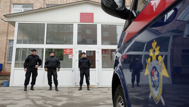 Сотрудники полиции у здания Сызранского районного суда Самарской области, куда доставили задержанных по подозрению в совершении убийства Андрея Гошта и его семьи