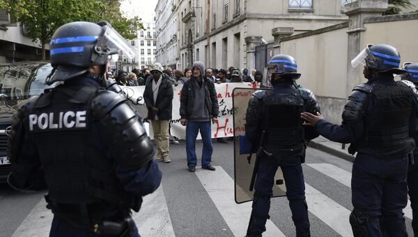 Полицейские и протестующие против выселения беженцев из лицея Jean-Jaurès на северо-востоке Парижа