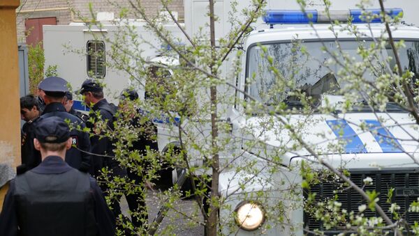 Доставка сотрудниками полиции задержанных по подозрению в совершении убийства Андрея Гошта и его семьи в Сызранский районный суд Самарской области