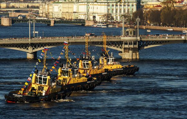 Представление Вальс буксиров во время фестиваля ледоколов на реке Неве в Санкт-Петербурге