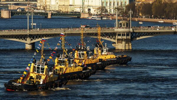 Представление Вальс буксиров во время фестиваля ледоколов на реке Неве в Санкт-Петербурге