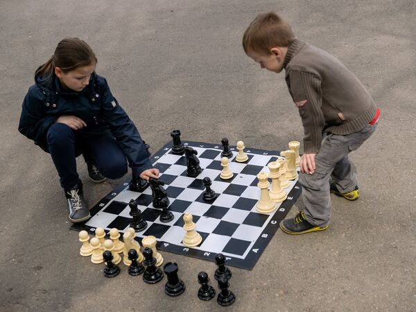Дети играют в шахматы на одной из аллей Центрального парка культуры и отдыха имени Горького в Москве