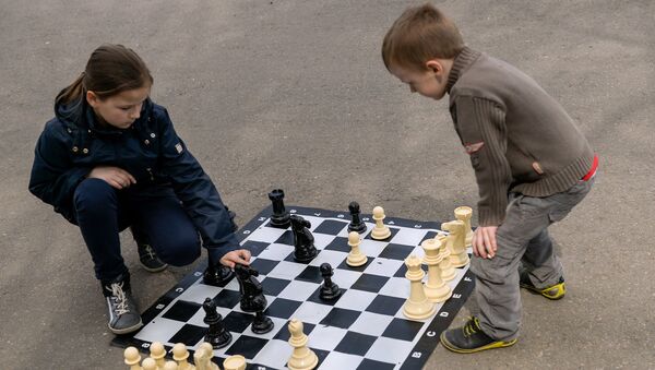 Дети играют в шахматы. Архивное фото