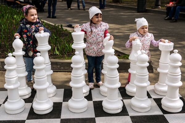 Дети играют в шахматы на одной из аллей Центрального парка культуры и отдыха имени Горького в Москве.