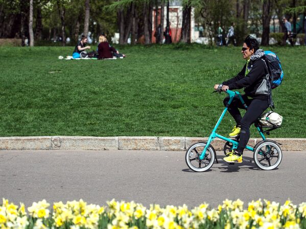 Женщина катается на велосипеде в Центральном парке культуры и отдыха имени Горького в Москве