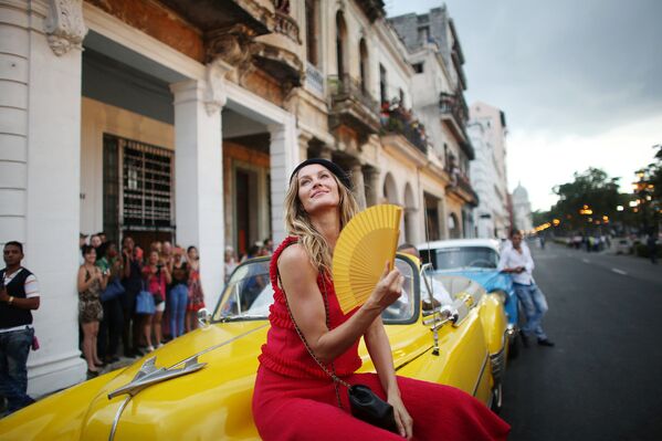 Бразильская топ-модель Жизель Бундхен перед показом круизной коллекции Chanel в Гаване, Куба. Май 2016