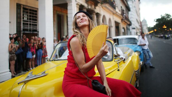 Бразильская топ-модель Жизель Бундхен перед показом круизной коллекции Chanel в Гаване, Куба. Май 2016