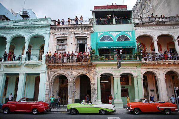 Зрители в ожидании показа круизной коллекции Chanel в Гаване, Куба. Май 2016