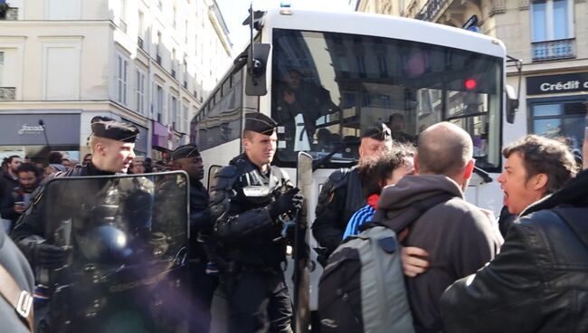 Десятки человек митинговали против выселения беженцев из лицея в Париже