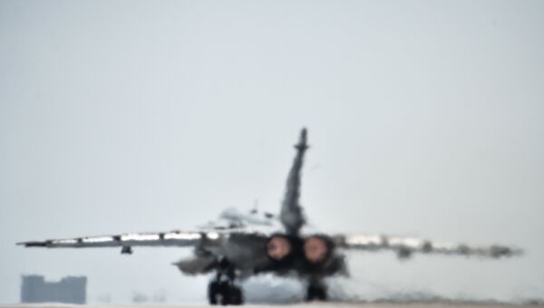 Российский фронтовой бомбардировщик Су-24 готовится к вылету с авиабазы Хмеймим в сирийской провинции Латакия