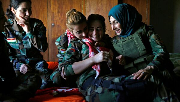 Курдские женщины-солдаты недалеко от линии фронта близ Мосула