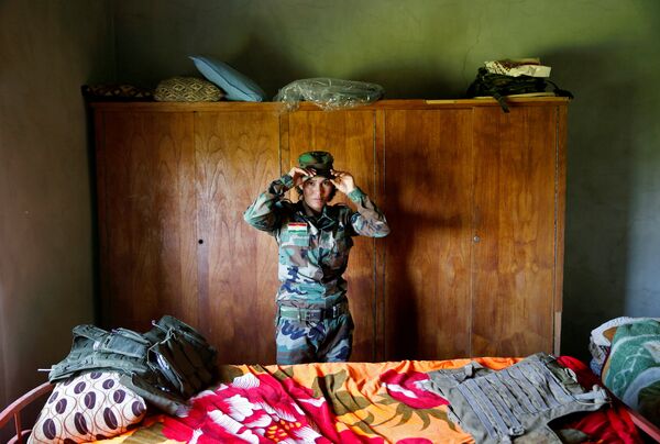 Курдские женщины-солдаты недалеко от линии фронта близ Мосула