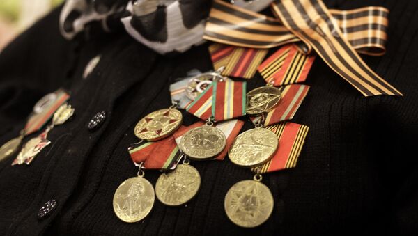 Медали ветерана ВОВ во время акции Георгиевская ленточка в Российском центре науки и культуры в Афинах