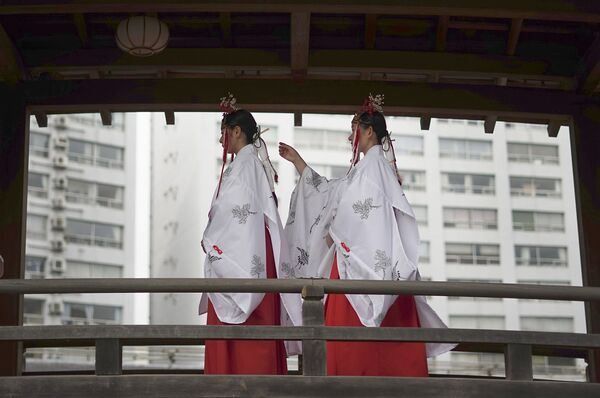 Служительницы синтоистского храма готовятся к свадебной церемонии в одном из храмов Токио, Япония