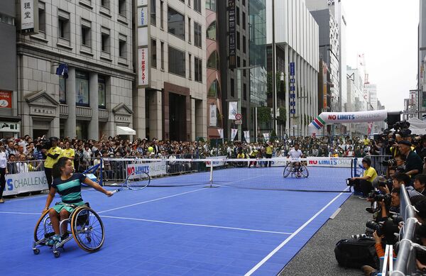 Теннис на инвалидных колясках во время мероприятия в торговом районе Токио, Япония