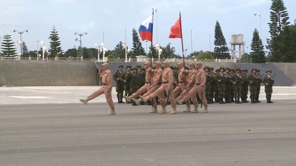 Знамя Победы и флаг РФ: репетиция военного парада на авиабазе Хмеймим в Сирии