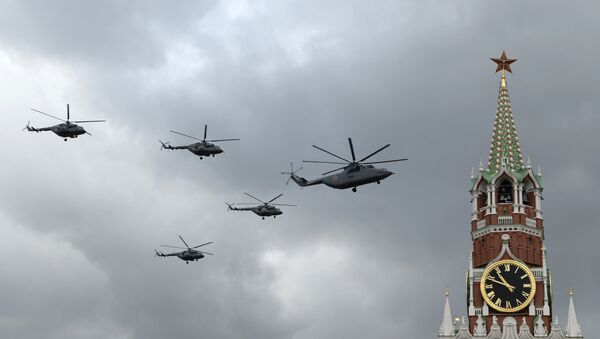 Тяжелый транспортный вертолёт Ми-26 и многоцелевые вертолёты Ми-8 на тренировке групп парадного строя авиации к параду Победы