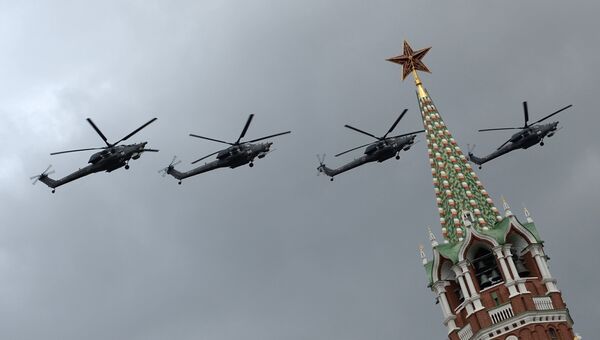 Ударные вертолеты Ми-35 на тренировке групп парадного строя авиации к параду Победы