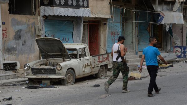 Мужчины идут по одной из улиц в Сирии. Архивное фото