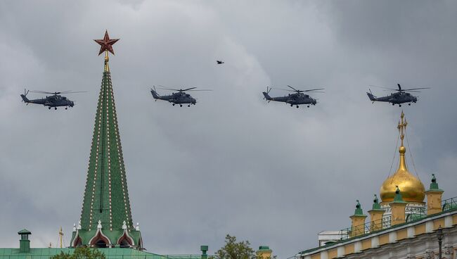 Тренировка групп парадного строя авиации к параду Победы. Архивное фото