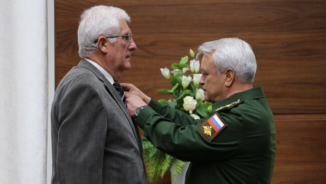 Гражданин Франции Жан-Клод Магэ во время передачи родителям погибшего в Сирии героя России Александра Прохоренко своих семейных военных наград