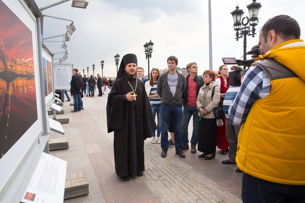 Открытие фотовыставки Православные храмы России: Взгляд сквозь время у Храма Христа Спасителя в Москве