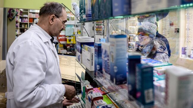 Продажа лекарств в аптеке в Великом Новгороде. Архивное фото