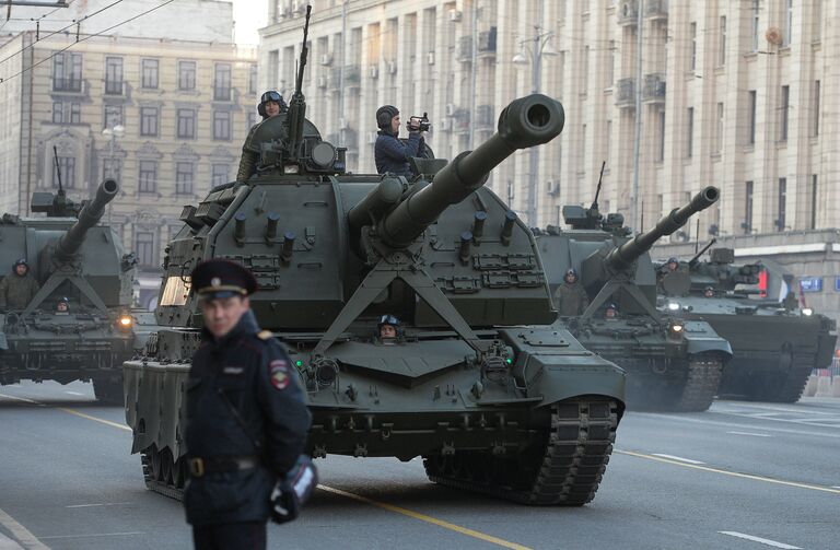 Военнослужащие на самоходной артиллерийской установке (САУ) МСТА-С перед ночной репетицией военного парада