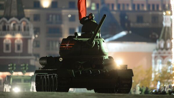 Танк Т-34-85 на репетиции военного парада. Архив