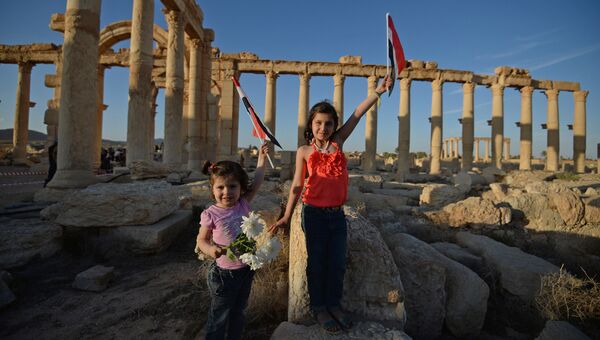 Сирийские дети после концерта симфонического оркестра петербургского Мариинского театра в Римском амфитеатре сирийской Пальмиры