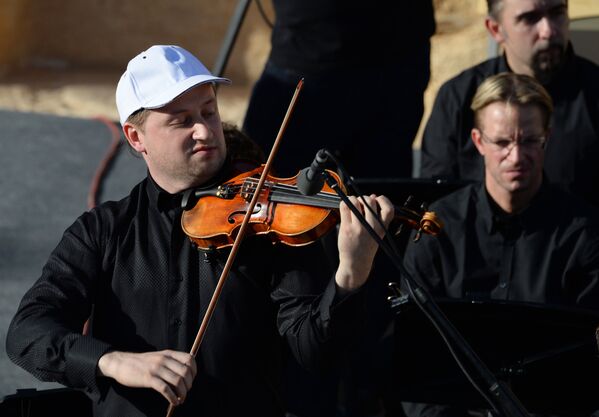 Скрипач Павел Милюков выступает на концерте симфонического оркестра петербургского Мариинского театра в Римском амфитеатре сирийской Пальмиры
