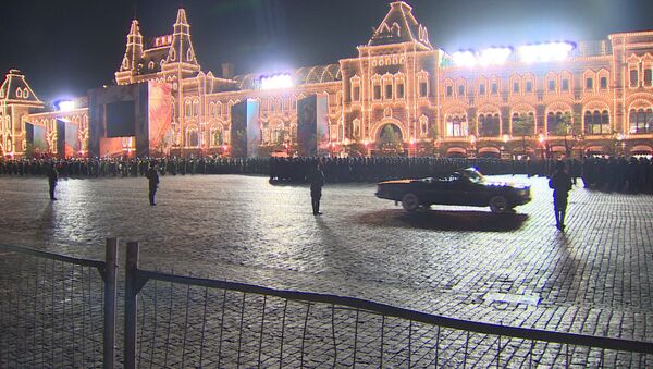 Ночная репетиция парада Победы в Москве. Кадры с Красной площади