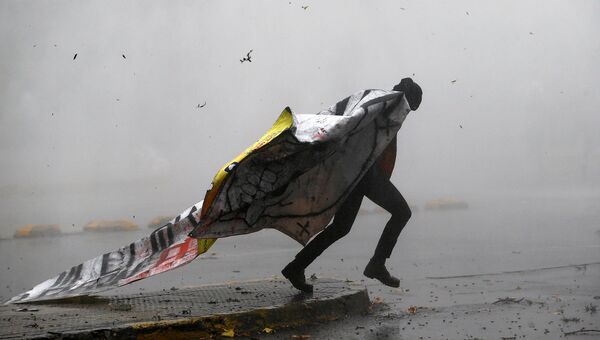 Протестующий студент во время столкновений в Сантьяго. Май 2016