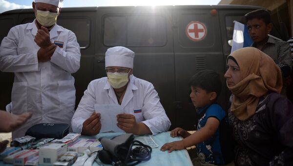 Российские врачи во время раздачи российской гуманитарной помощи. Архивное фото