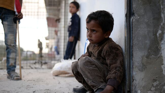 Жители Сирии во время раздачи гуманитарной помощи. Архивное фото
