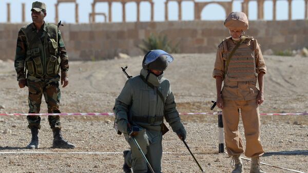Российский военнослужащий обучает сирийского солдата поисковой тактике и обнаружению взрывных устройств в Пальмире