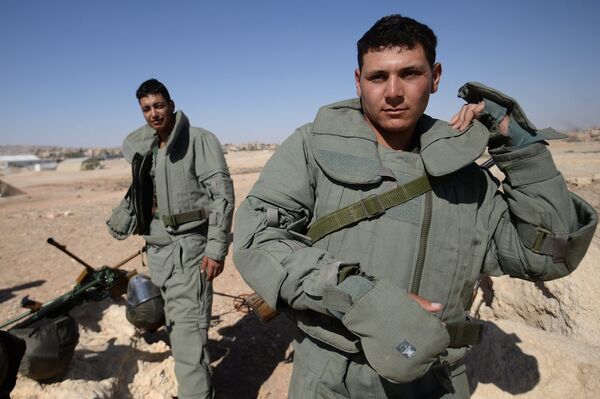 Обучение сирийских солдат поисковой тактике и обнаружению взрывных устройств
