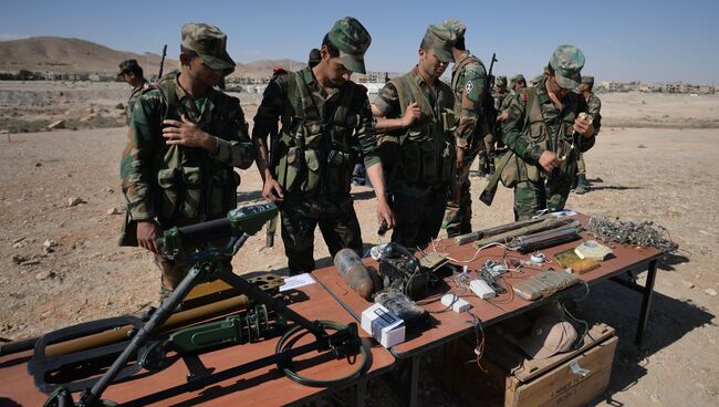 Обучение сирийских солдат поисковой тактике и обнаружению взрывных устройств. архивное фото