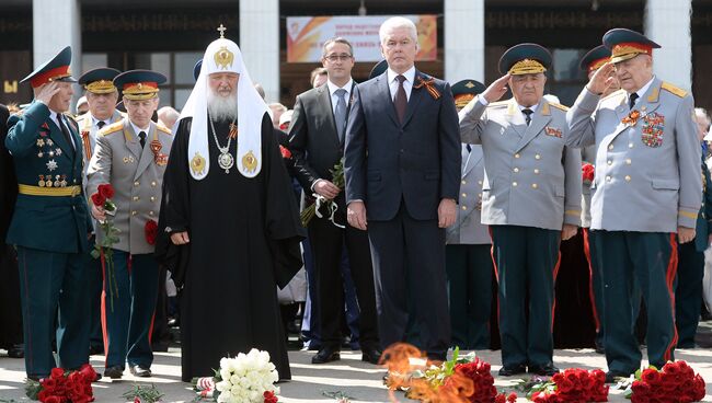 Патриарх Московский и всея Руси Кирилл и мэр Москвы Сергей Собянин на II Московском параде кадетов на Поклонной горе в Москве