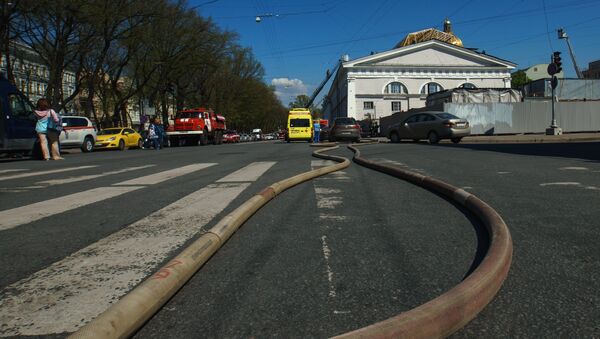 Сотрудники МЧС ликвидируют пожар на крыше здания Центрального выставочного зала Манеж в Санкт-Петербурге