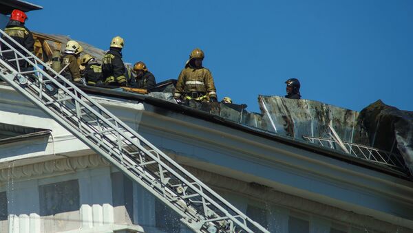 Сотрудники МЧС ликвидируют пожар на крыше здания Центрального выставочного зала Манеж в Санкт-Петербурге