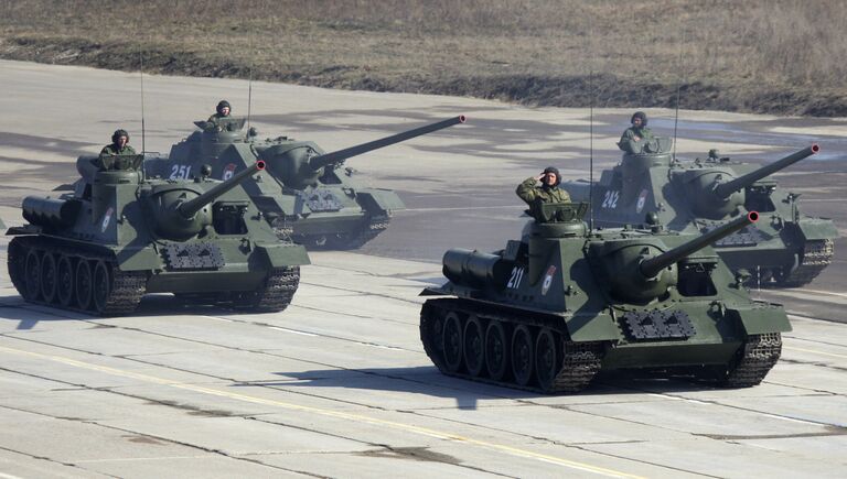 Самоходные установки СУ-100 в составе механизированной колонны во время тренировки военного парада