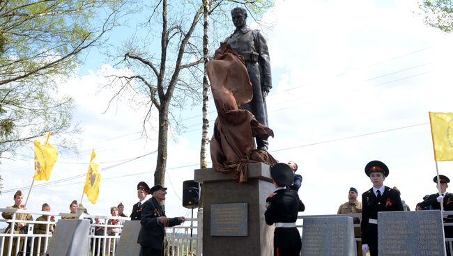 Церемония открытия памятника Советскому солдату в поселке Тучково Рузского района. Архивное фото